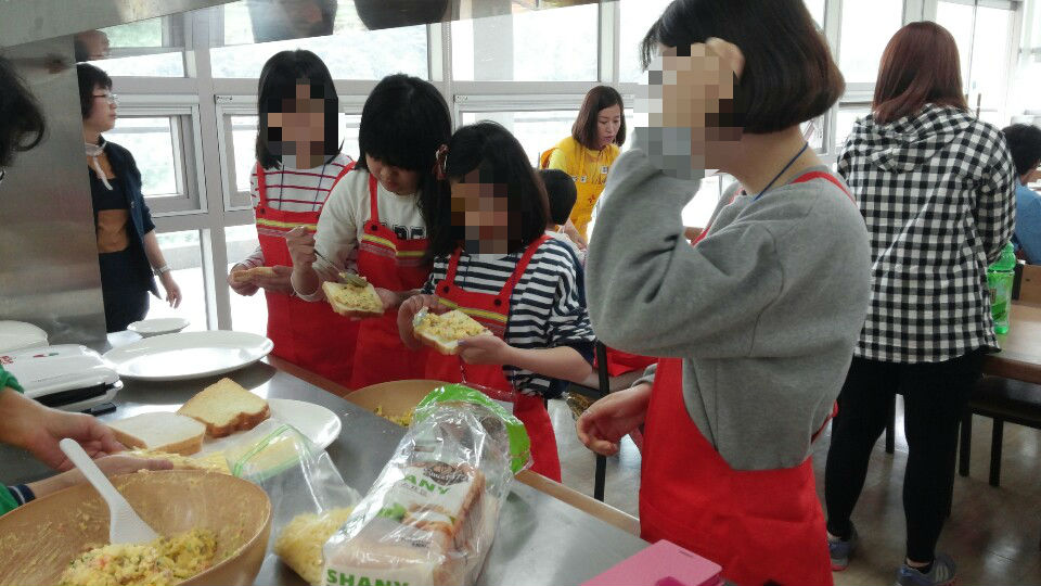 빵에 소스바르기.jpg